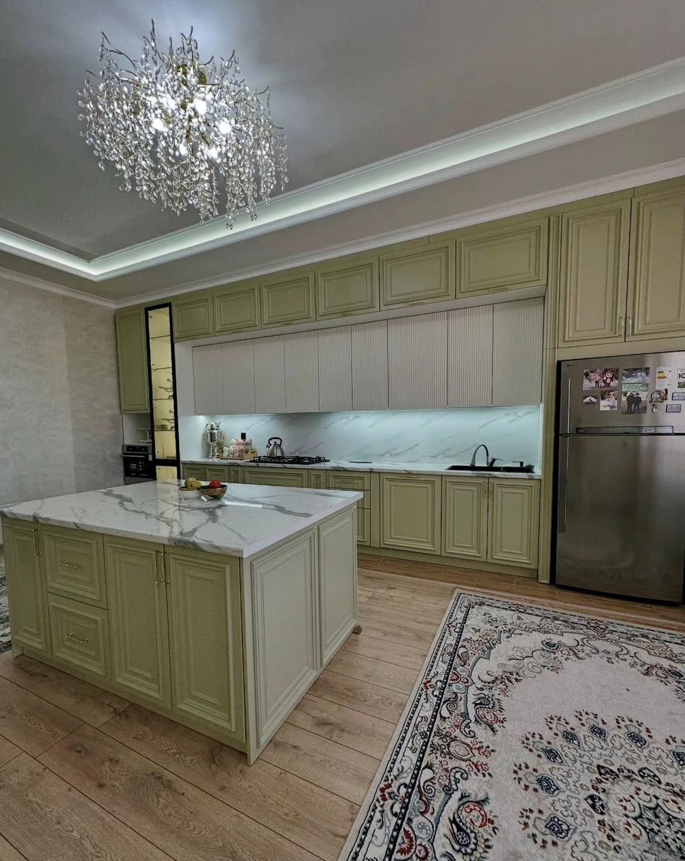 Кухонный гарнитур с островом в классическом стиле
