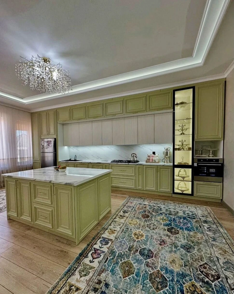 Кухонный гарнитур с островом в классическом стиле